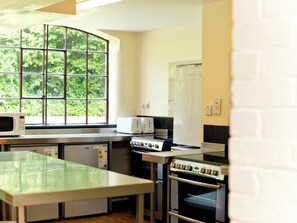 Shared kitchen - YHA Ironbridge Coalport - Hostel (Telford)