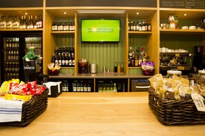 Bar (on property) - YHA Snowdon Pen-Y-Pass - Hostel (Caernarfon)