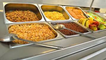 Daily cooked-to-order breakfast (MXN 105 per person)