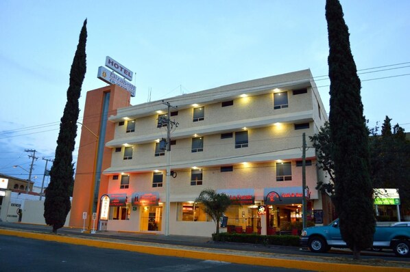 A multi-story hotel with a sign indicating it is a hotel. - Hotel Elizabeth Ciudad Deportiva (Aguascalientes)