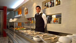Una mesa de buffet con diversos alimentos y acompañamientos.