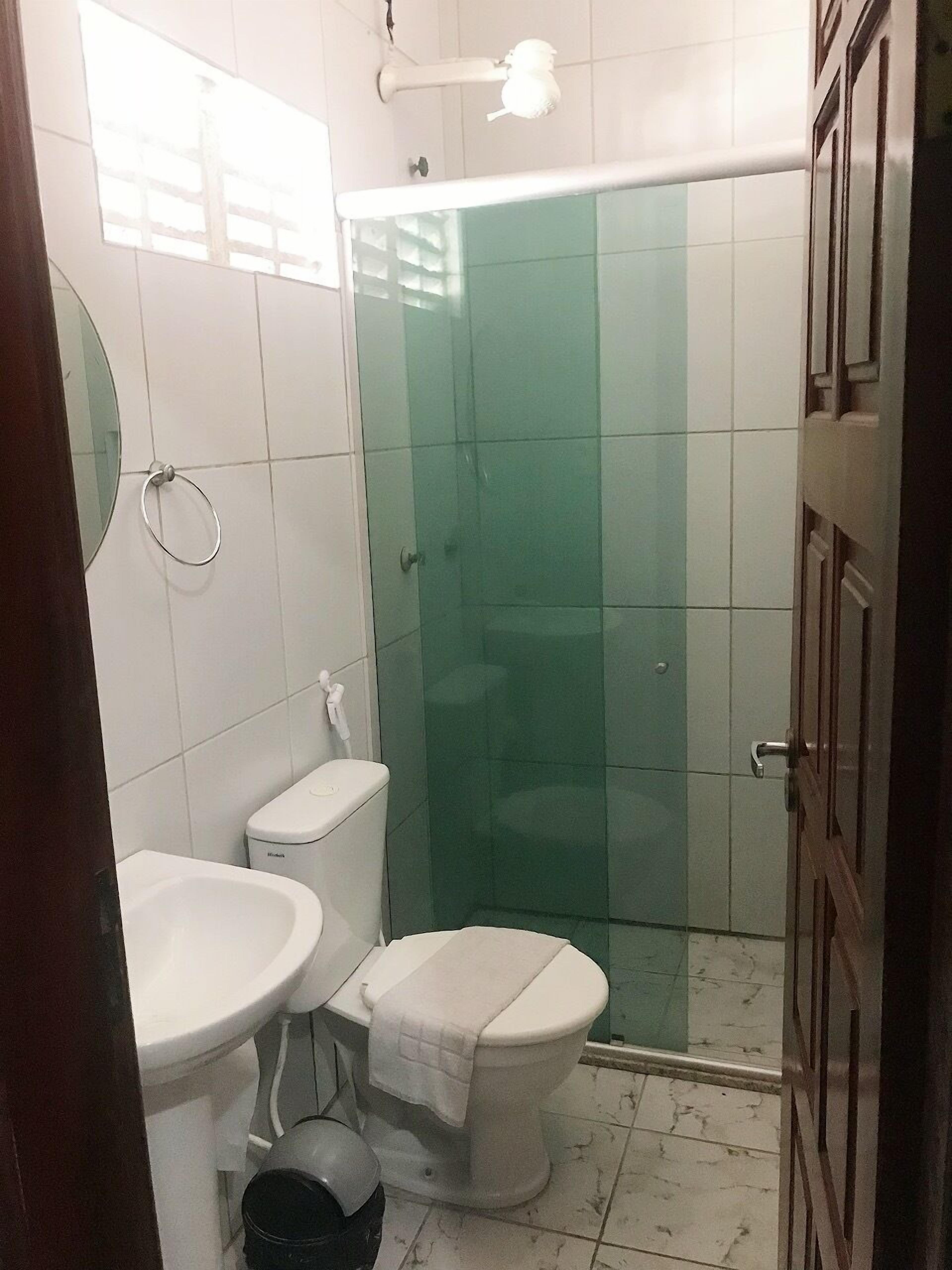 shower, free toiletries, towels