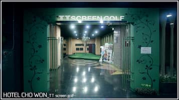Indoor golf driving range