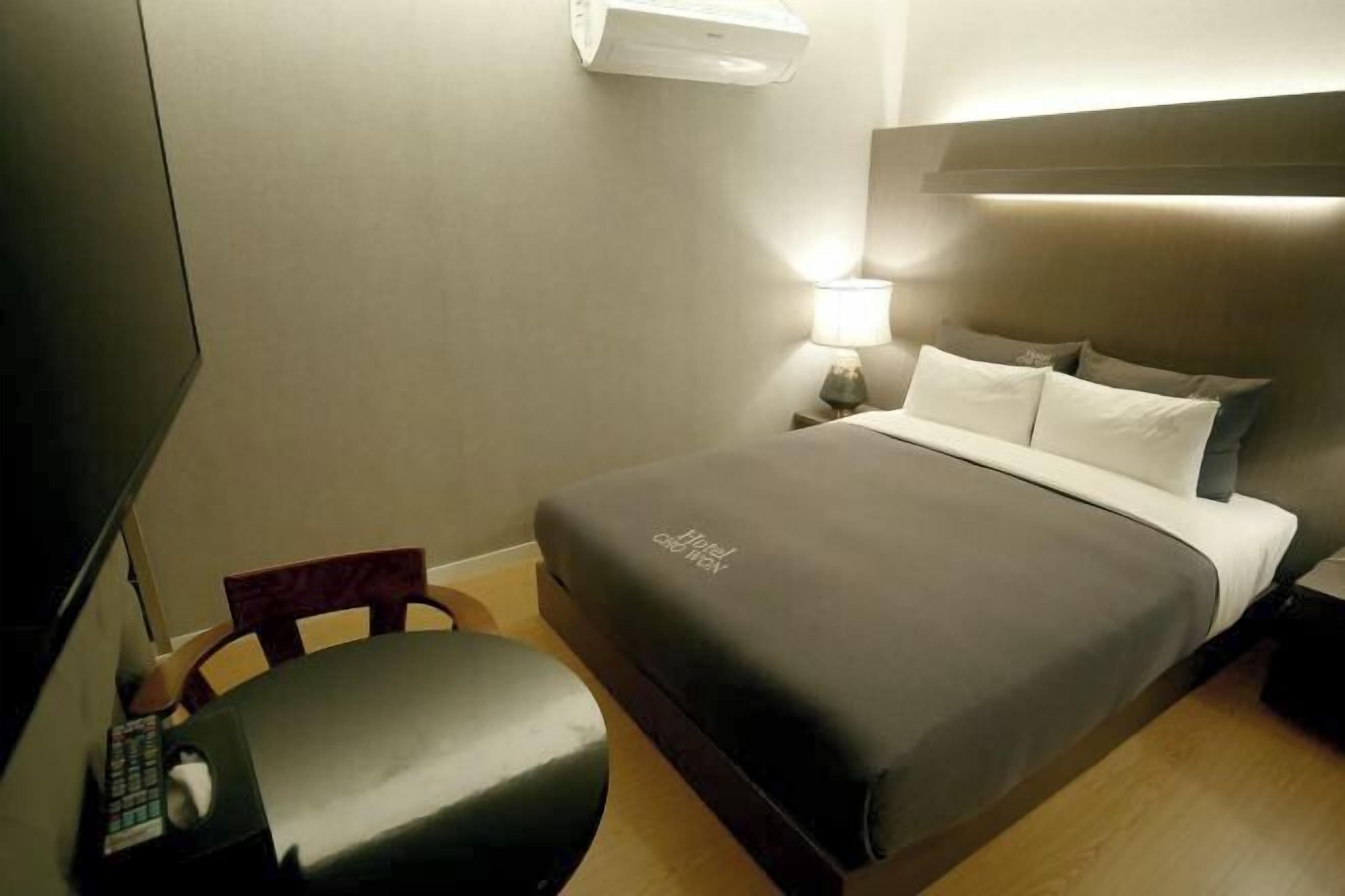 高級寢具、羽絨被、記憶床墊、迷你吧