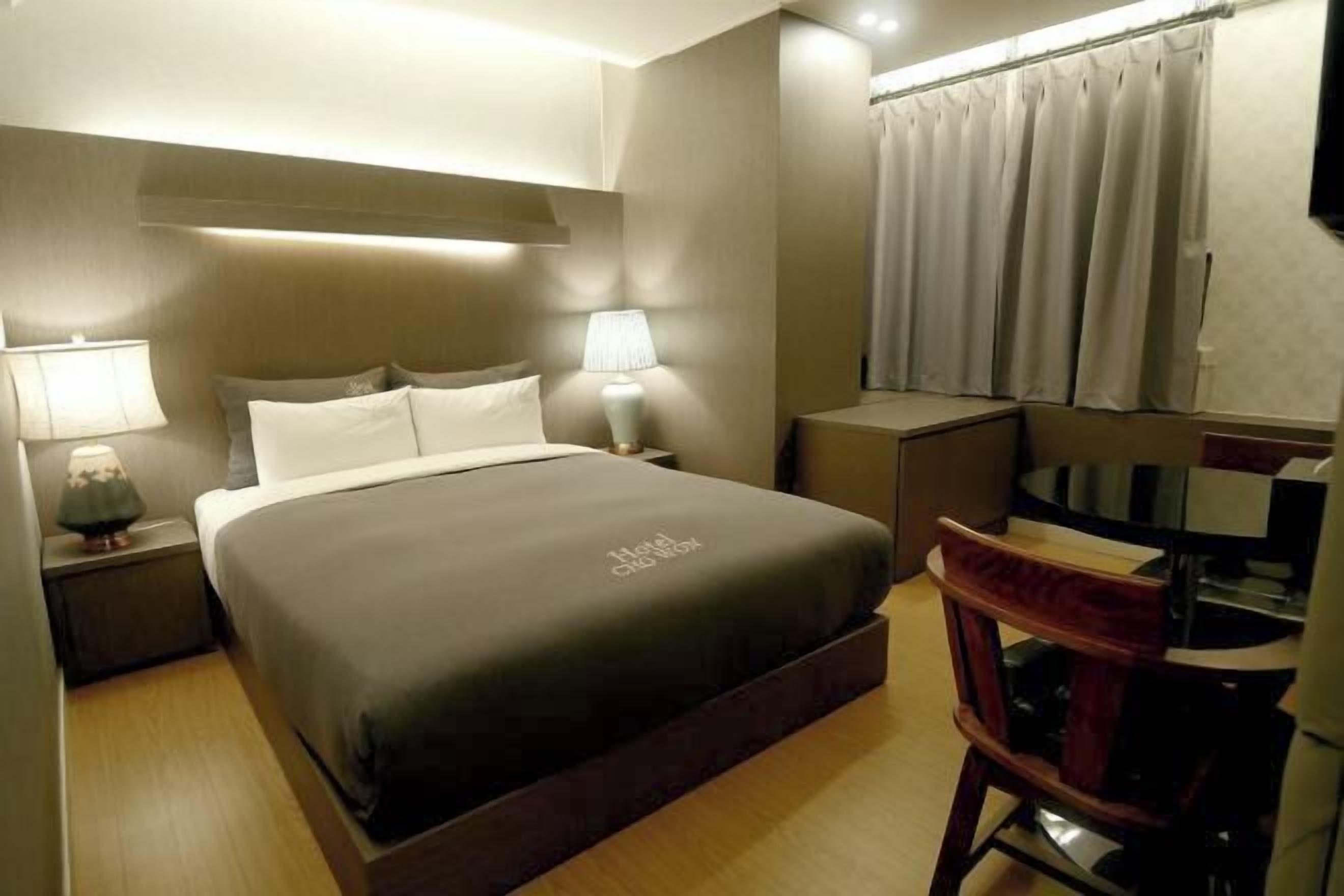 高級寢具、羽絨被、記憶床墊、迷你吧