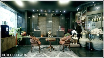 2 restaurants, lunch, dinner served; Korean cuisine