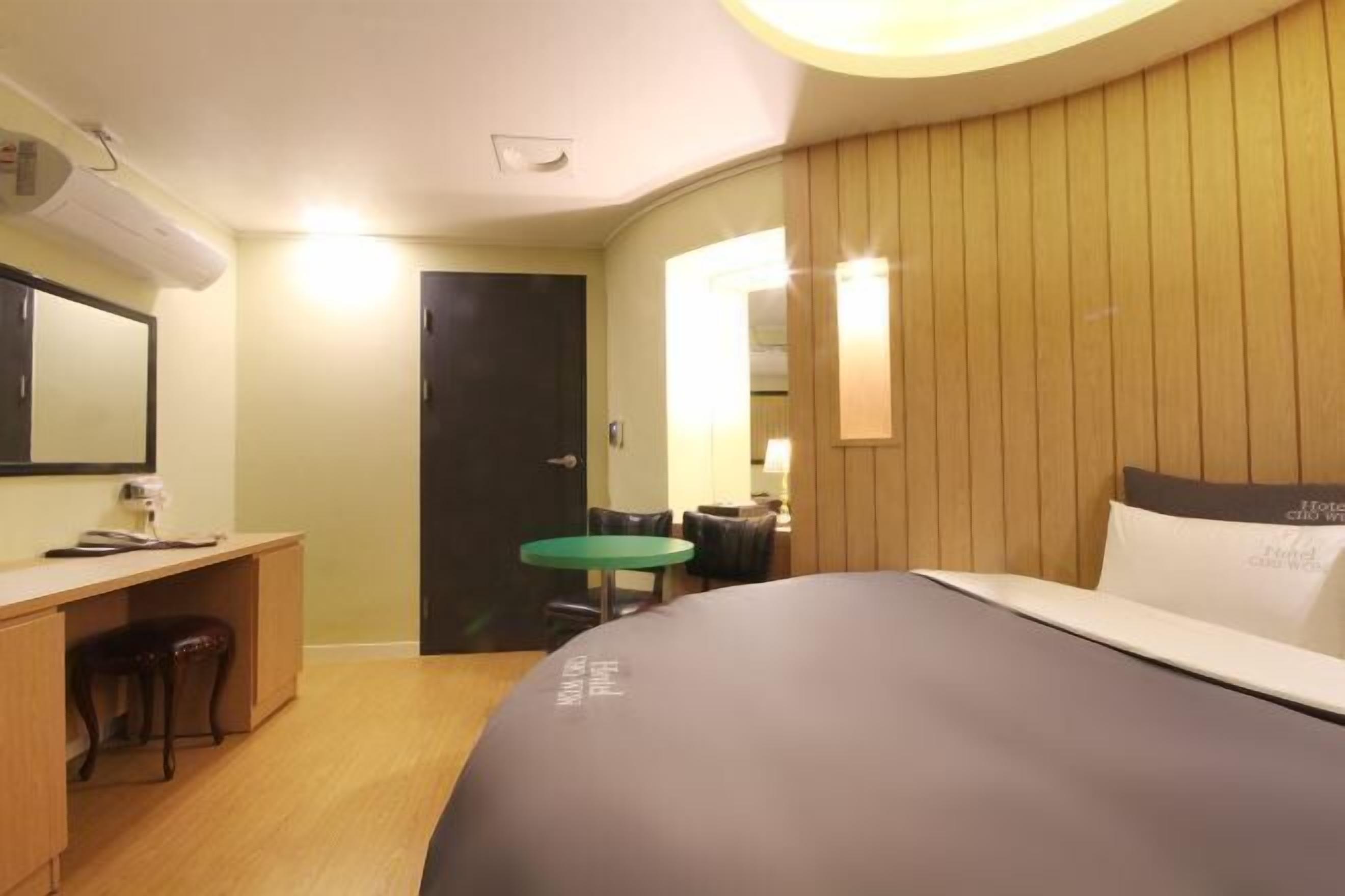 高級寢具、羽絨被、記憶床墊、迷你吧