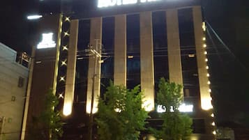 Bagian depan properti - sore/malam