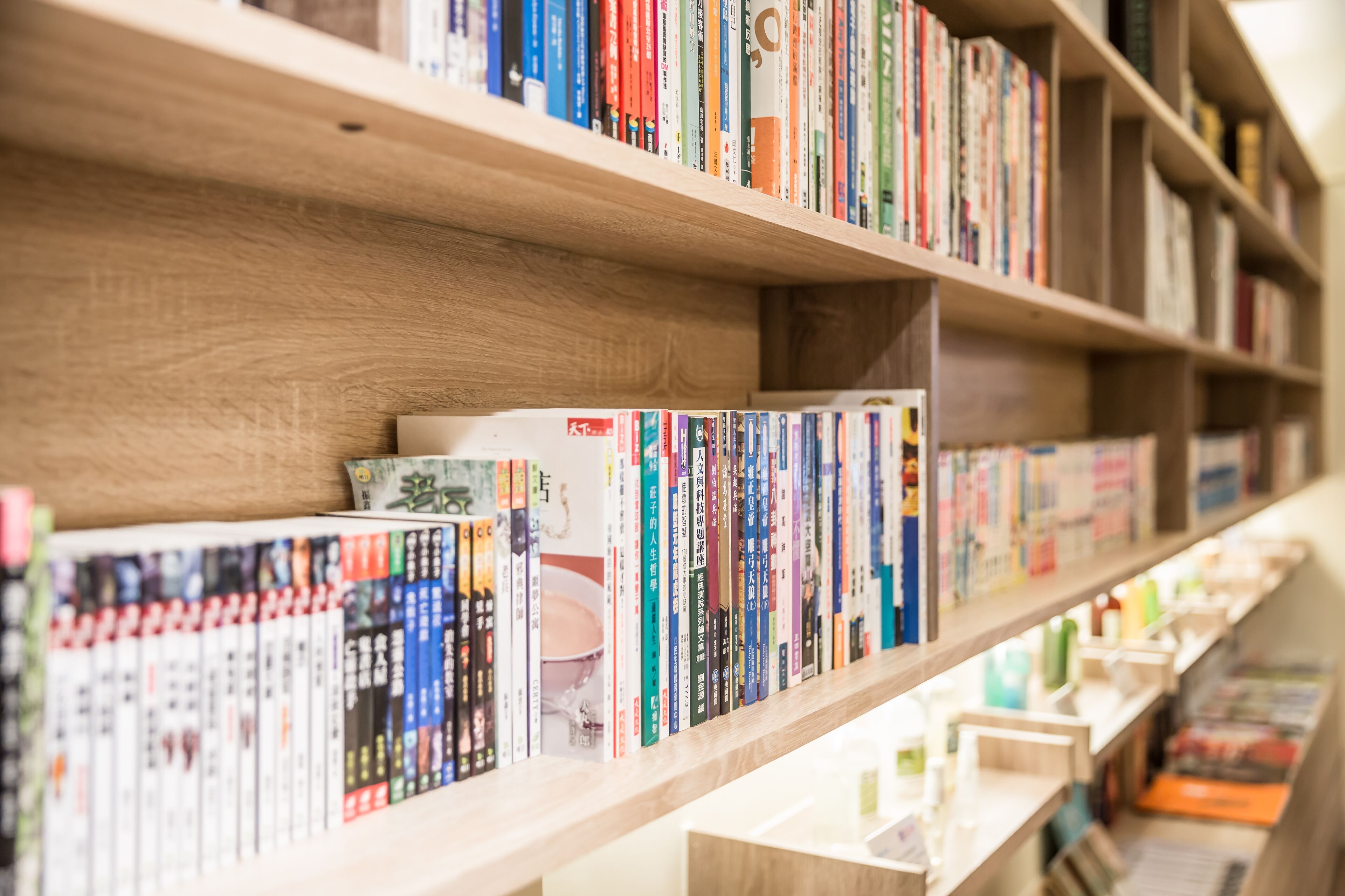 Une bibliothèque remplie de livres, dans un cadre de bibliothèque.