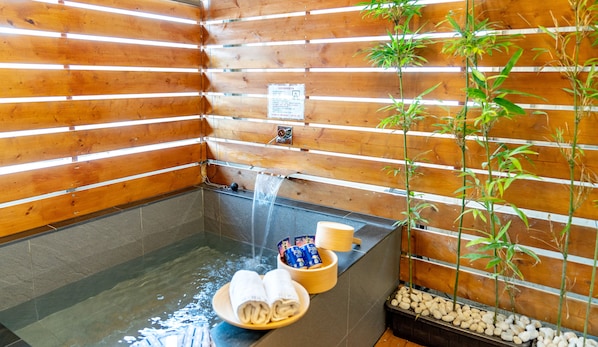 Habitación doble Deluxe | Baño | Amenidades de baño de diseñador, secadora de cabello, pantuflas, bidet 