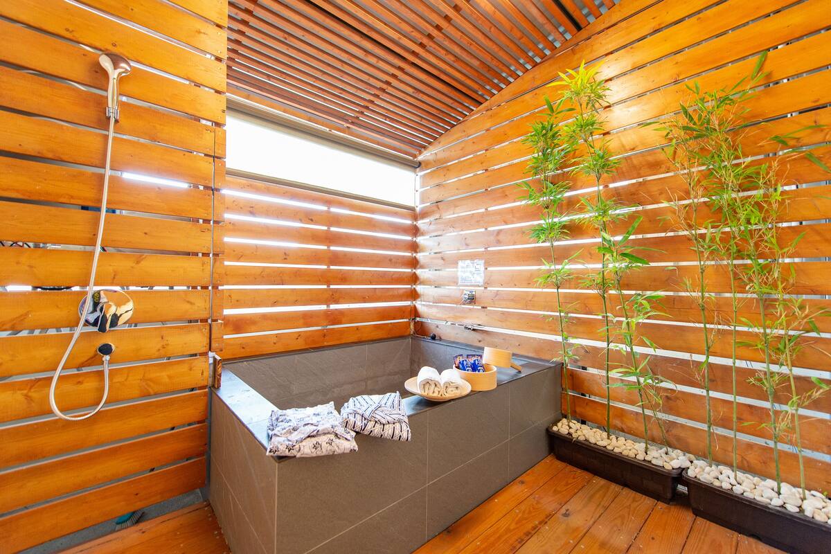 Deluxe Double Room | Bathroom