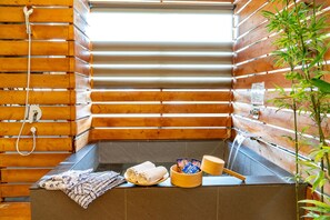 Habitación doble Deluxe | Ropa de cama de alta calidad, artículos del minibar gratis y escritorio 