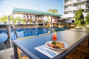 Outdoor pool, open 6:00 AM to 9:00 PM, free cabanas, pool umbrellas - Rydges Palmerston - Darwin (Palmerston)