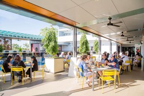 Una piscina al aire libre, cabañas de piscina gratuitas, sombrillas