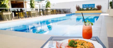 Een buitenzwembad, gratis zwembadcabana's en parasols bij het zwembad