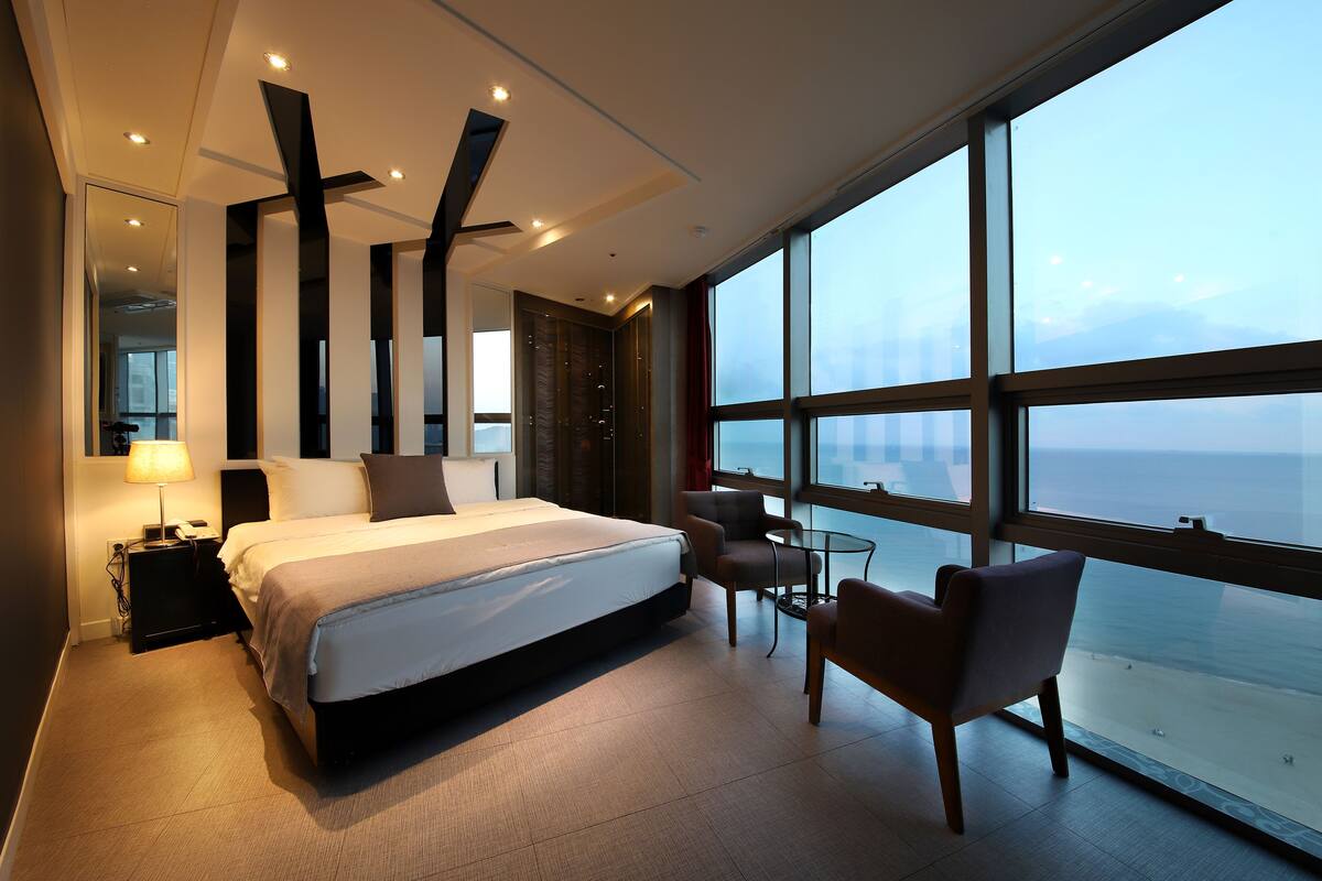 Kamar Premium, pemandangan samudra | Seprai premium, tirai kedap cahaya, Wi-Fi gratis, dan seprai linen