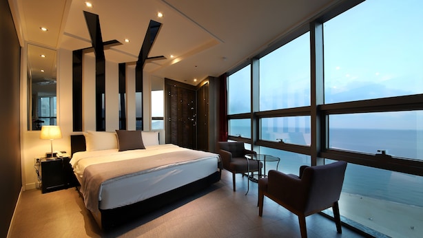 Premium Room, Ocean View | Premium bedding, blackout drapes, WiFi (free), bed sheets - Nuri Hotel (Busan)