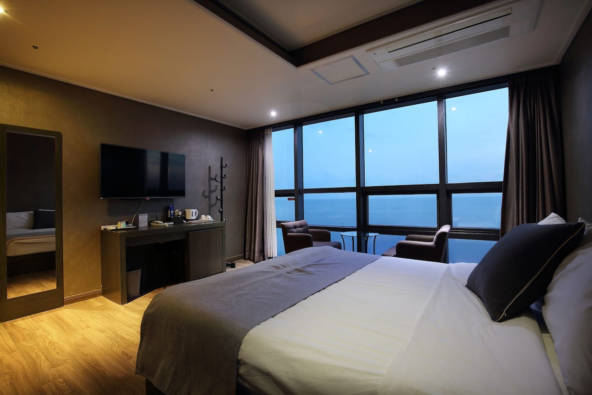 Kamar Deluks, pemandangan laut | Seprai premium, tirai kedap cahaya, Wi-Fi gratis, dan seprai linen
