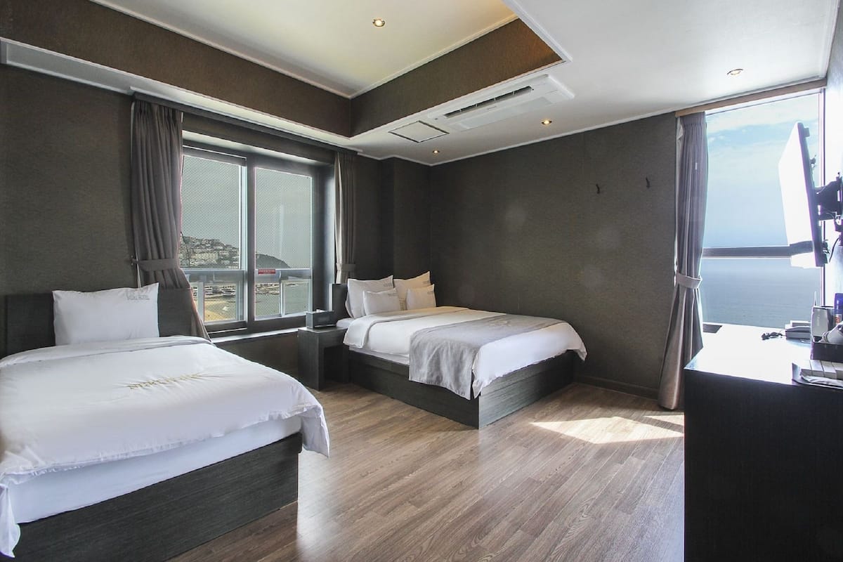 Suite Twin Room, Half Ocean View | Luxe beddengoed, verduisterende gordijnen, gratis wifi, beddengoed