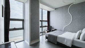 Premium bedding, blackout drapes, WiFi (free), bed sheets - Nuri Hotel (Busan)