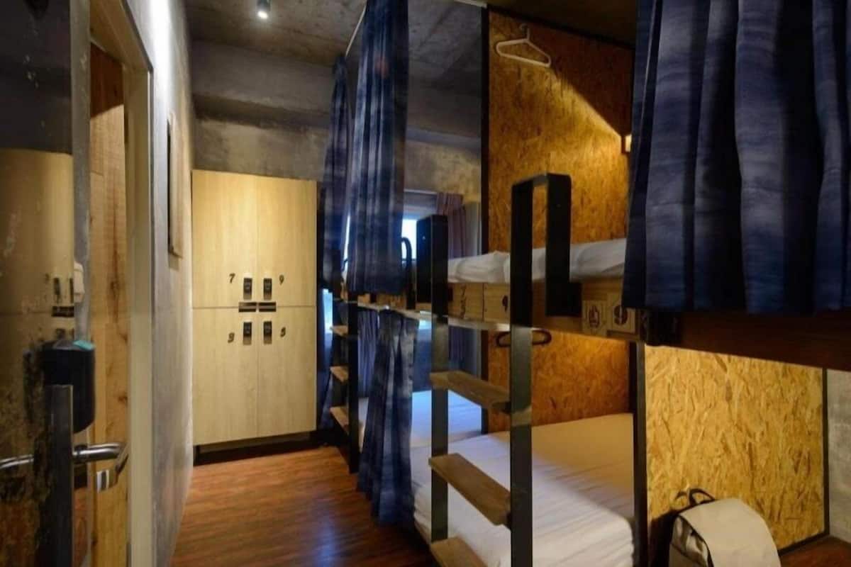 Private Room for 5 People with Bunk Bed | Blackout drapes, free WiFi, bed sheets