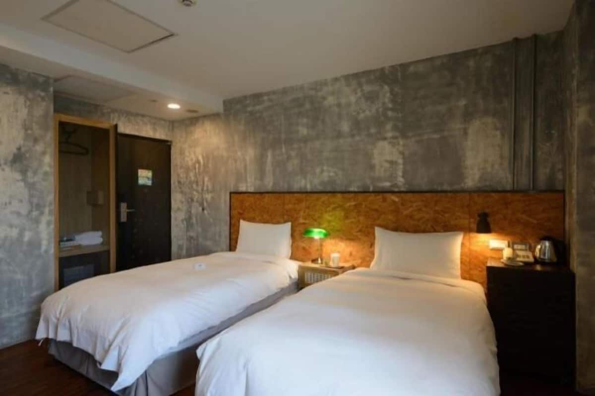 Blackout drapes, free WiFi, bed sheets