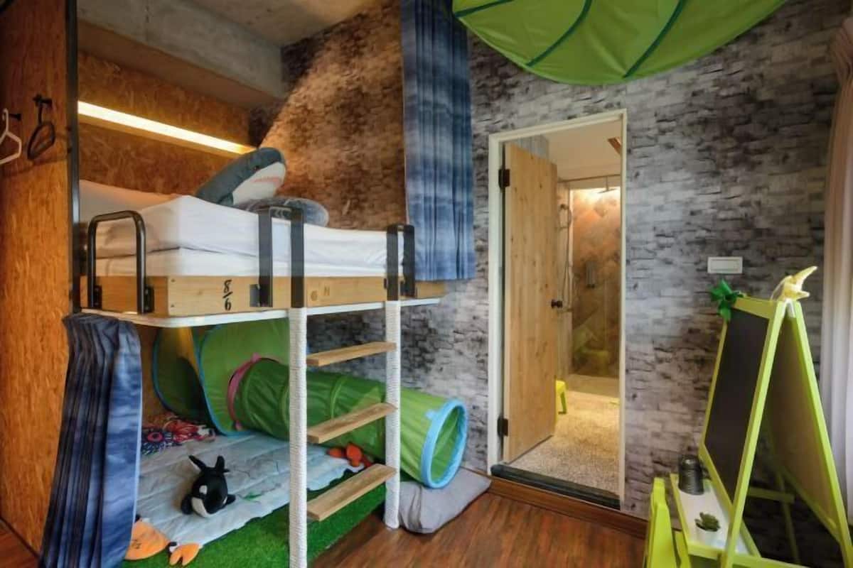 Blackout drapes, free WiFi, bed sheets