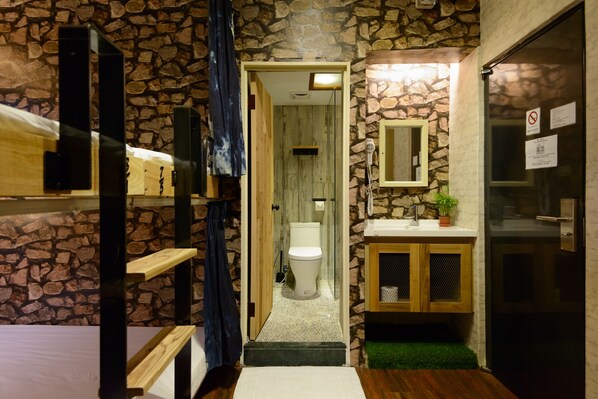 Cortinas blackout, wifi gratis y ropa de cama