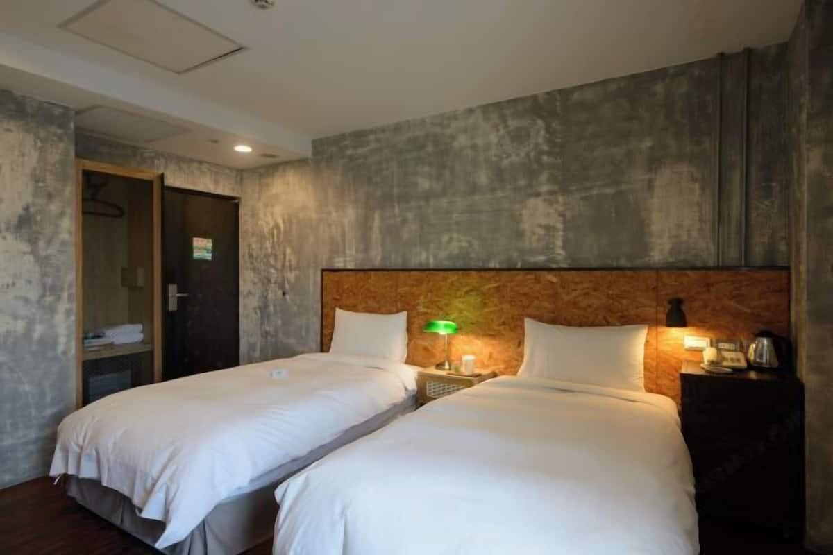 Blackout drapes, free WiFi, bed sheets