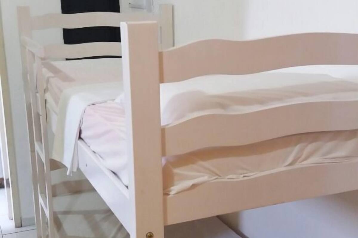 Habitación cuádruple | Caja fuerte, decoración individual, escritorio y cortinas opacas