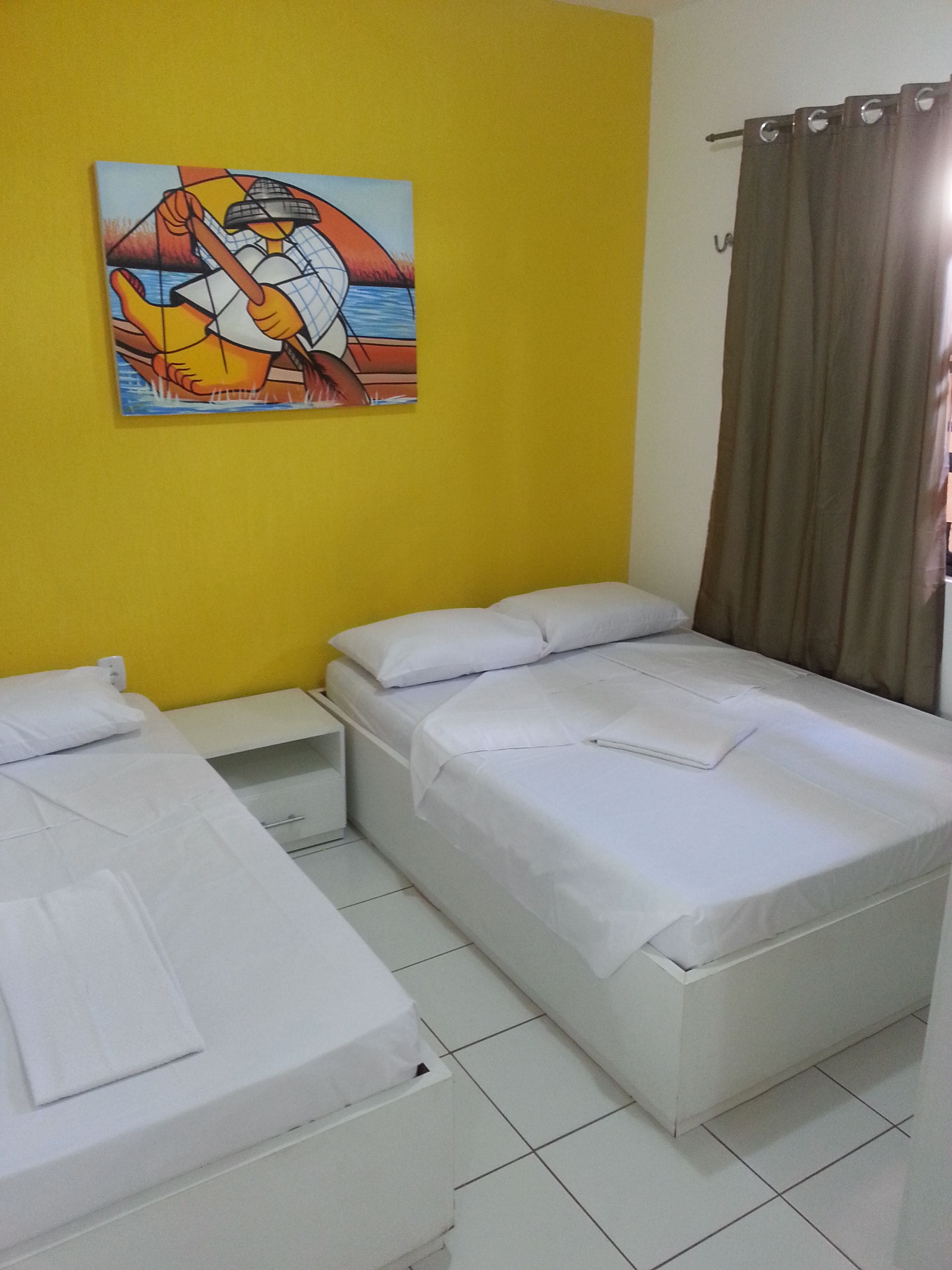 Cofres nos quartos, individualmente decorados, escrivaninha