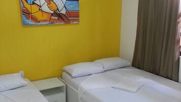 Cofres nos quartos, individualmente decorados, escrivaninha