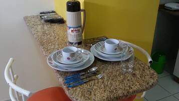 Geladeira grande, micro-ondas, cooktop