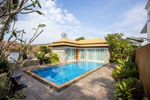Hồ bơi ngoài trời