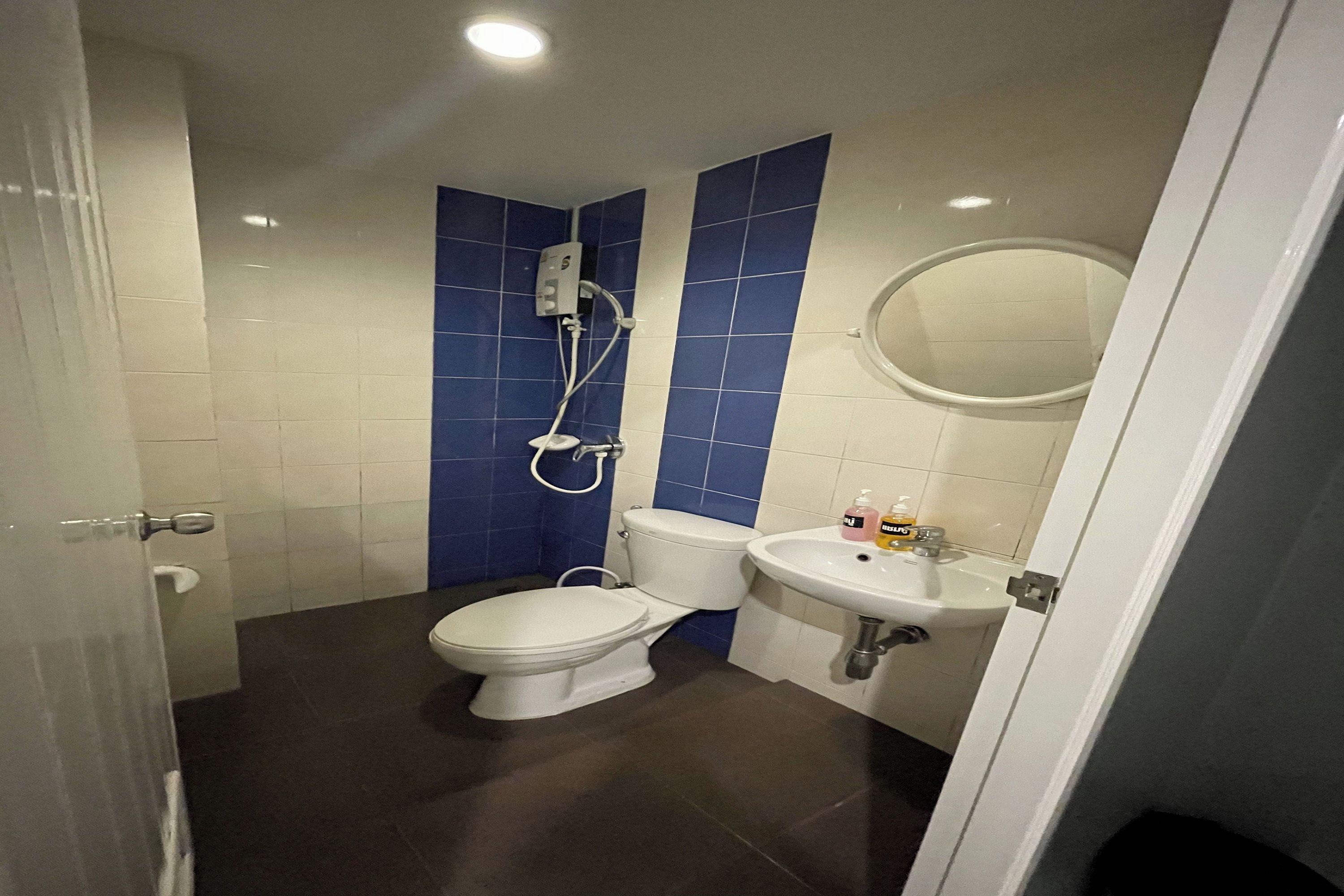 Un baño con inodoro, bidé y lavabo.