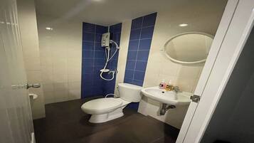 Un baño con inodoro, bidé y lavabo.