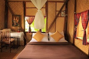 Desk, free WiFi - Oey-Chan-Dha Villa (San Pa Thong)