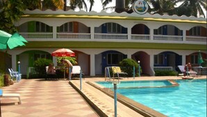 Outdoor pool, open 8:00 AM to 8:00 PM, sun loungers - William's Beach Retreat (Colva)
