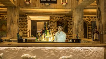 3 bars/lounges