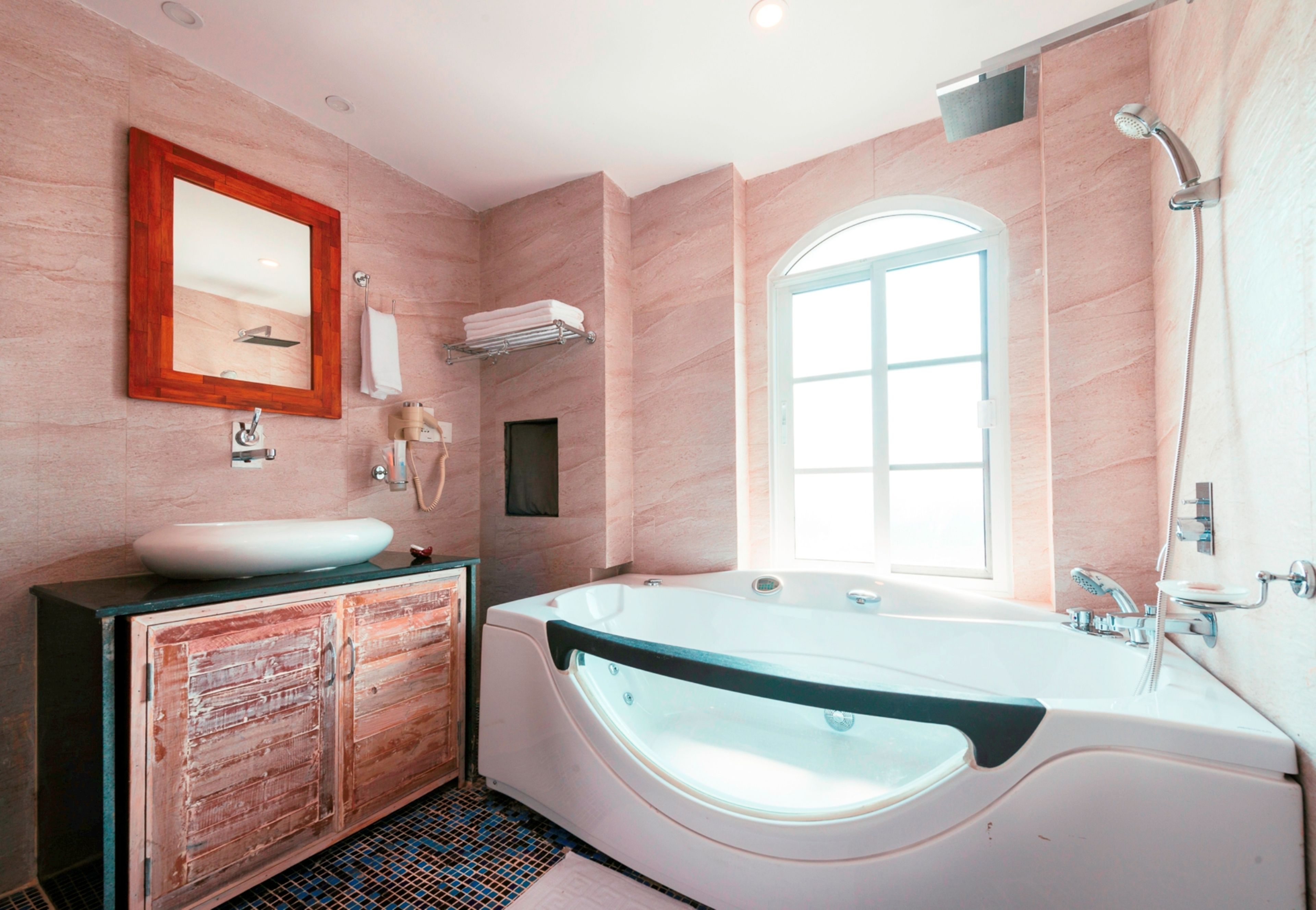 honeymoon suite | jetted bathtub