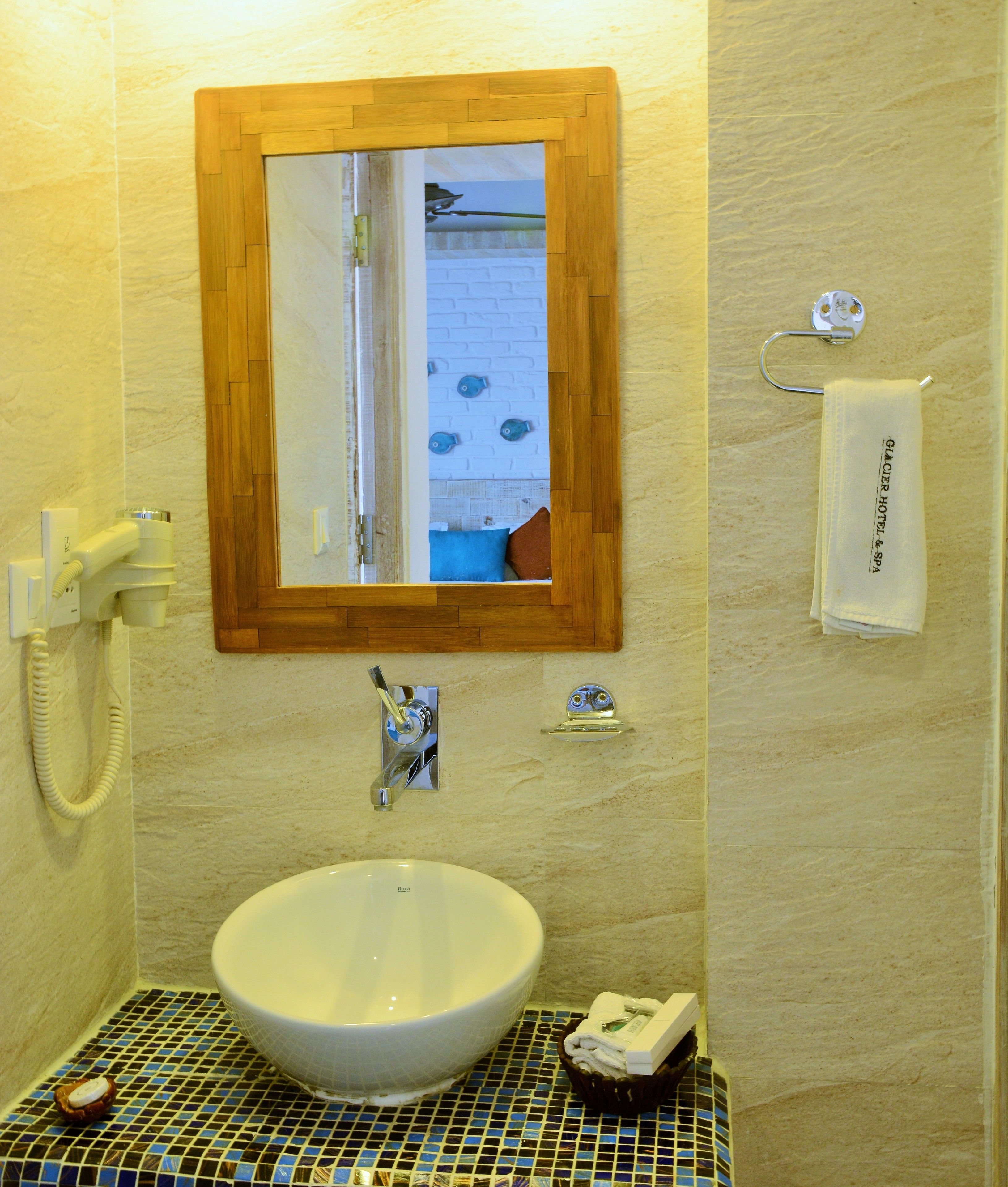 junior suite | bathroom | deep-soaking bathtub, towels
