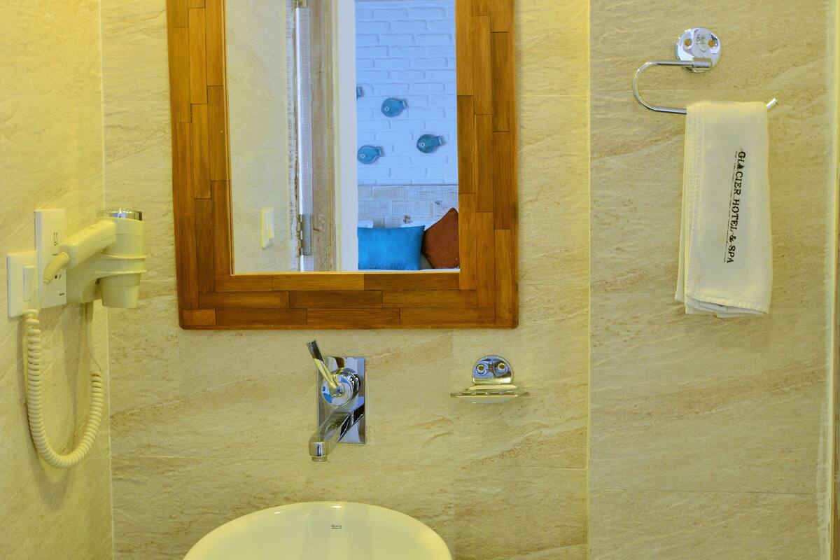 junior suite | bathroom | deep-soaking bathtub, towels