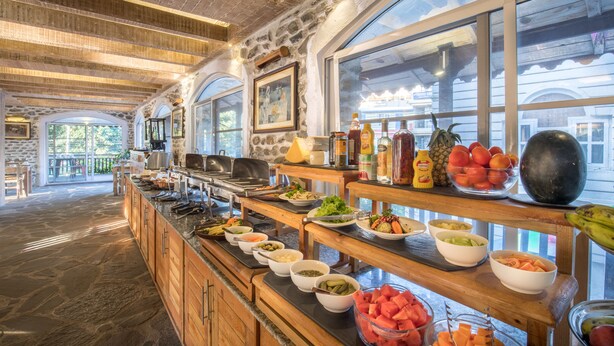 Uma mesa de buffet com diversos alimentos e acompanhamentos.