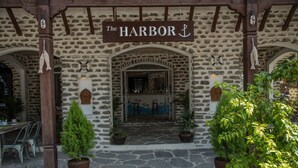 Um edifício de pedra com uma placa que diz "The Harbor".