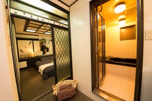 Desk, blackout drapes, rollaway beds (free), WiFi (free) - Hotel Candy Hall (Osaka)