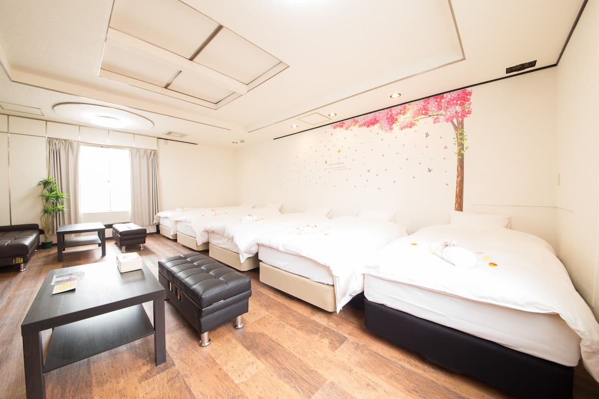 Suite, no fumadores (6 Single beds and 2 King beds) | Escritorio, cortinas opacas, camas supletorias gratuitas y wifi gratis