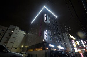 Located in a vibrant urban area, this hotel offers a modern, vertical design with a parking facility.