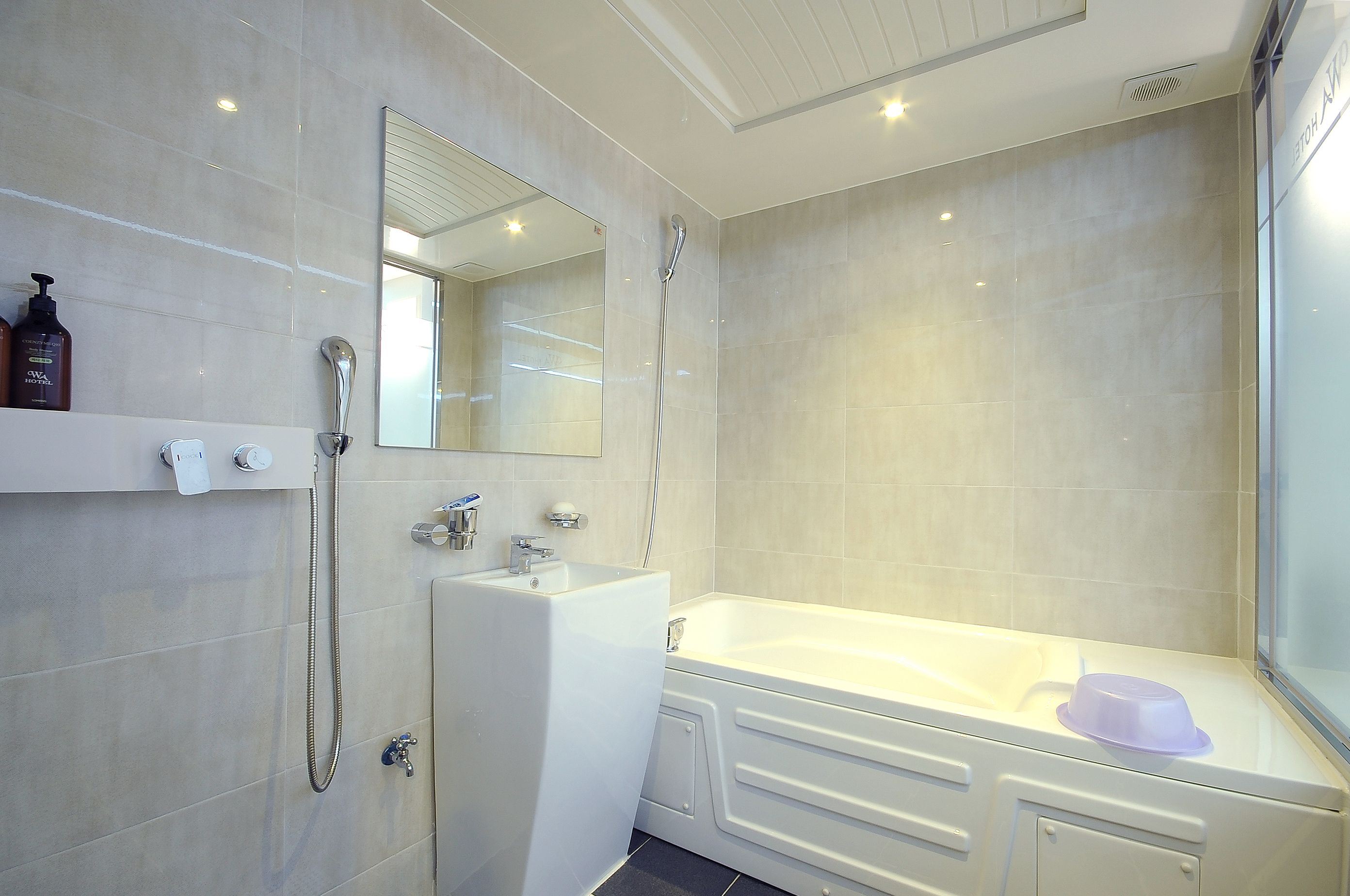 deluxe twin room | bathroom | separate bathtub and shower, deep-soaking bathtub, free toiletries