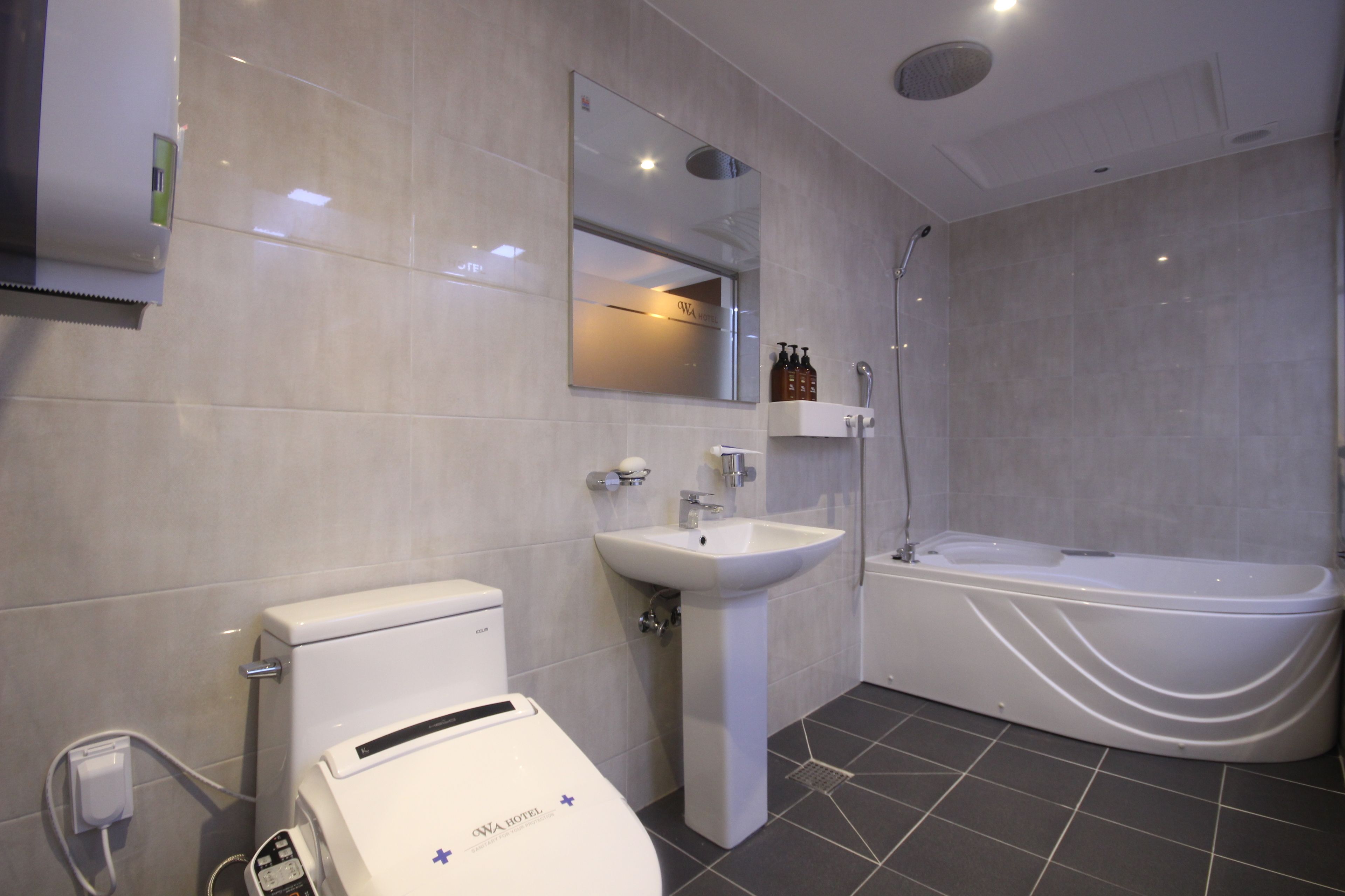 deluxe double room | bathroom | separate bathtub and shower, deep-soaking bathtub, free toiletries