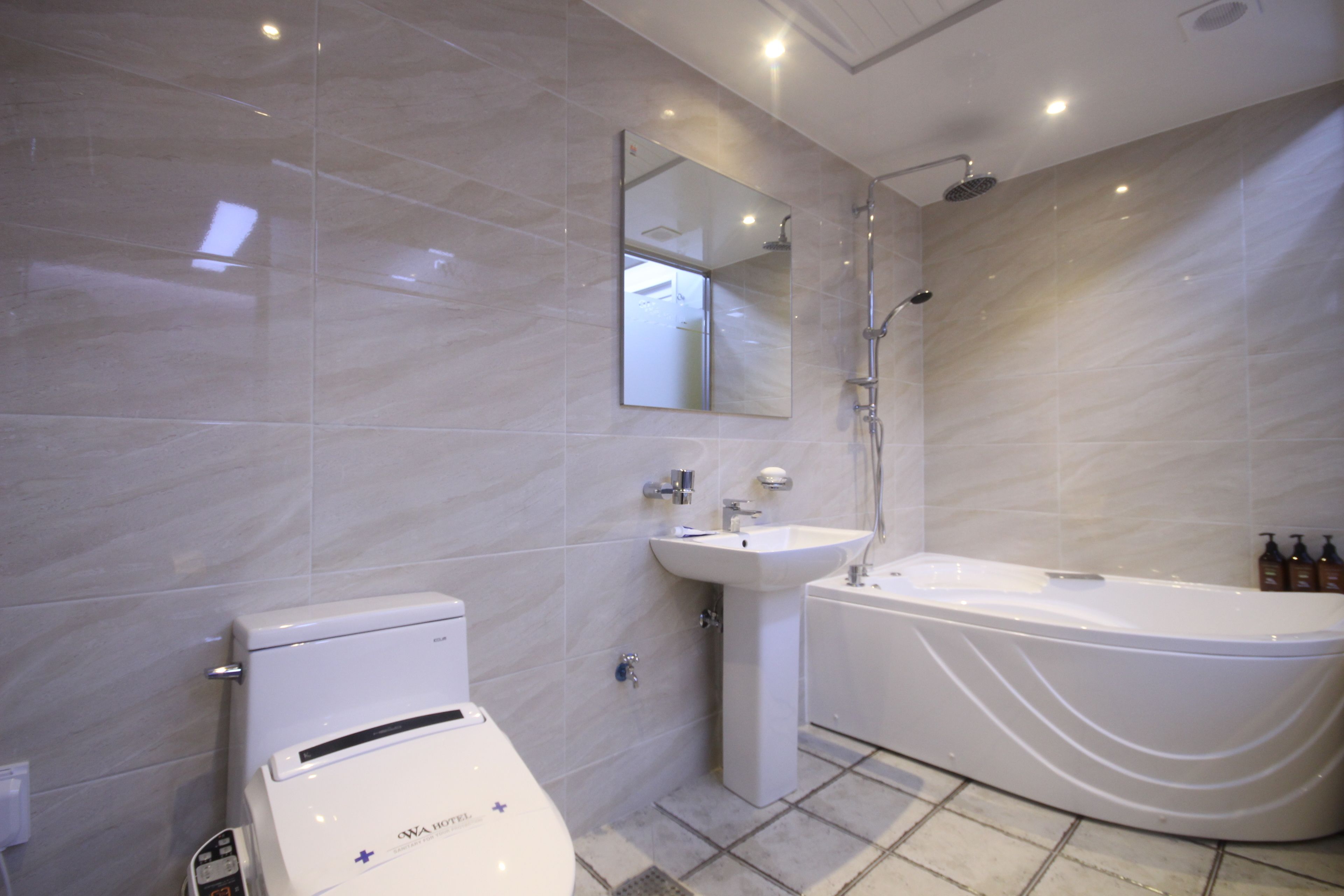 standard double room | bathroom | separate bathtub and shower, deep-soaking bathtub, free toiletries